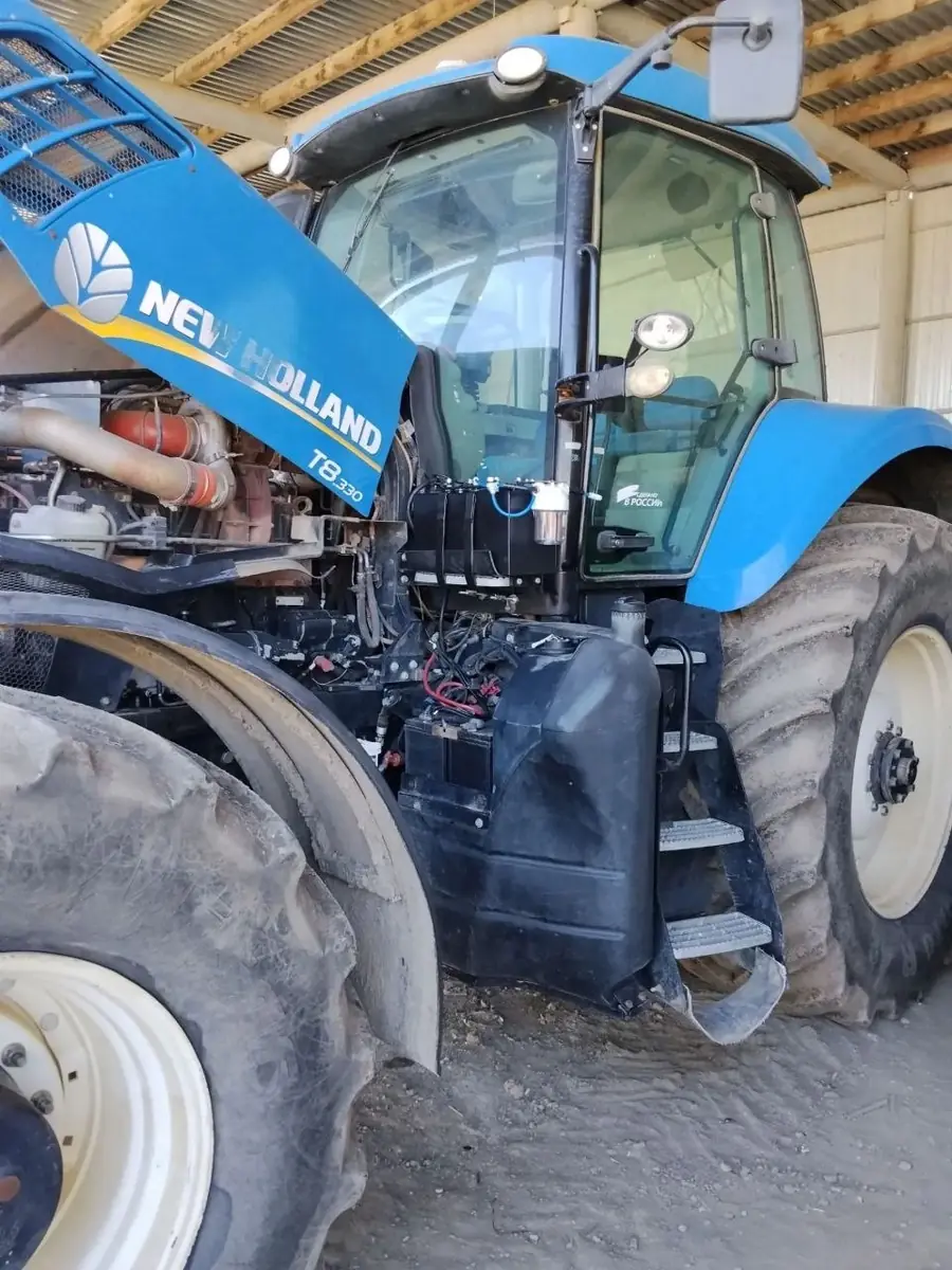 Трактор New Holland T8.330 с установленным водородным генератором VGA-240 в моторном отсеке